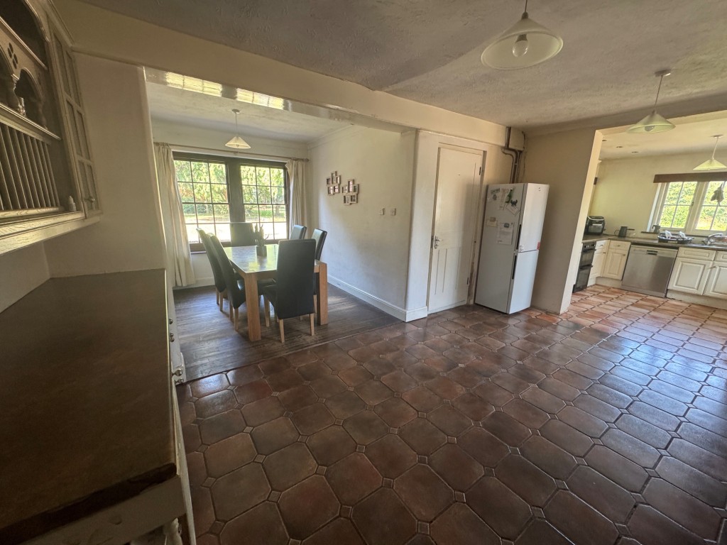 Lot: 144 - FREEHOLD DETACHED PERIOD FARMHOUSE, STUDIO APARTMENT OVER QUADRUPLE GARAGE - RESIDENTIAL INVESTMENT - Farmhouse - kitchen-breakfast room